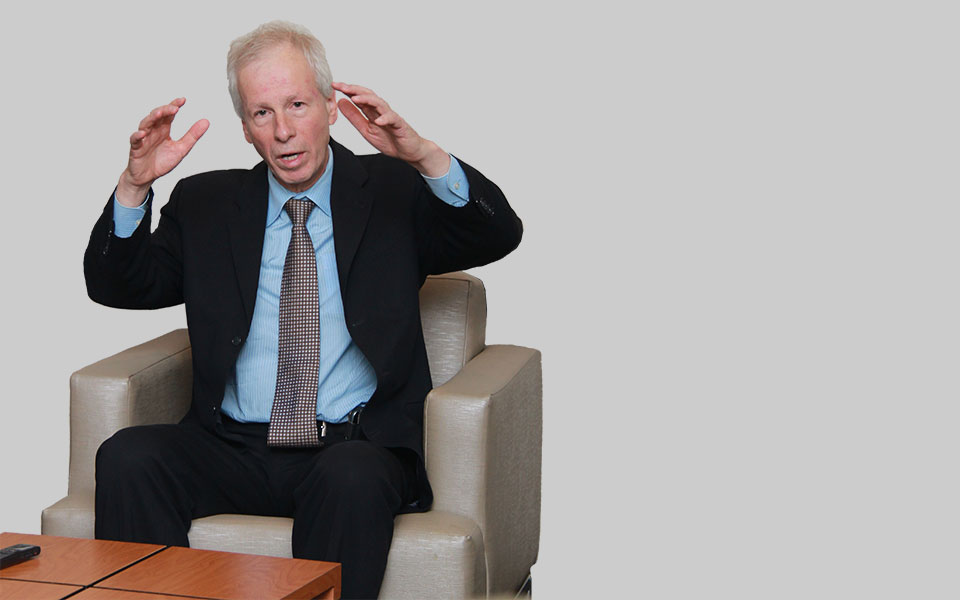 استفن دیان Stephane Maurice Dion بلافاصله بعد از پیروزی لیبرال ها به رهبری جاستین ترودو در انتخابات 2015، به مقام وزیر امور خارجـه کانادا منصوب شد. او از 1996 نماینده پارلمان کانادا از حوزه سن لارن ـ کار ته ویل در مونتریال بوده و هم اکنون 61 سال دارد. آقای دیان از 2006 تا 2008 رهبر حزب لیبرال کانادا بود که رهبری اپوزیسیون در پارلمان را به عهده داشت. او که مدتی به فعالیتهای آکادمیک مشغول بود در دوران نخست وزیری ژان کرتیین و پل مارتین وزیر کابینه آنان بود. آقای دیان مدافع جدی فدرالیسم کانادایی و باقی ماندن کبک در کانادا است و به همین خاطر در کبک او را دارای دیدگاه سنترالیست ترودو می شناسند. پیروزی آقای دیان در انتخابات 2015 از حوزه مونتریال برای هشتمین بار و سپس انتصاب او به وزارت خارجه کانادا از سوی جاستین ترودو، نقطه عطف تازه ای در زندگی سیاسی او محسوب می شود.