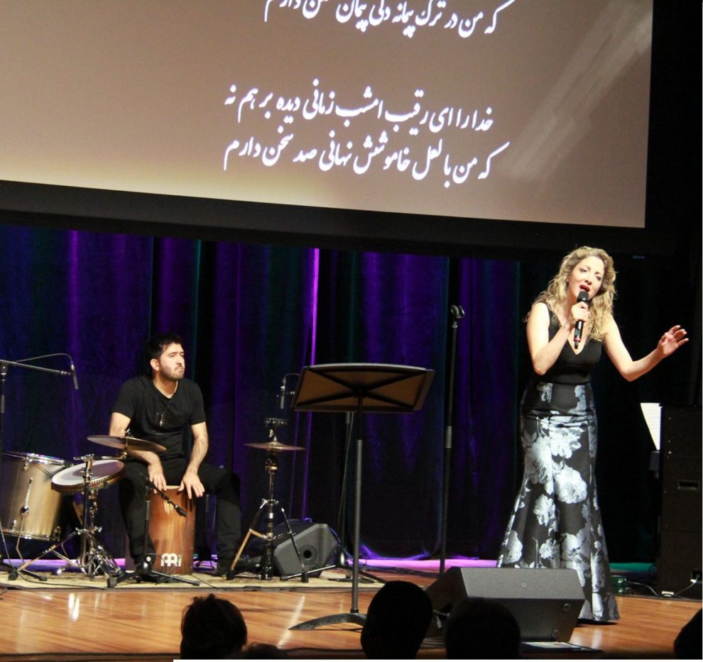 گلرخ امینیان مجری و مدیر صحنه مراسم , به همراه اعضا گروهش ۶ قطعه موسیقی بر مبنای اشعار زیبای حافظ اجرا کرد.