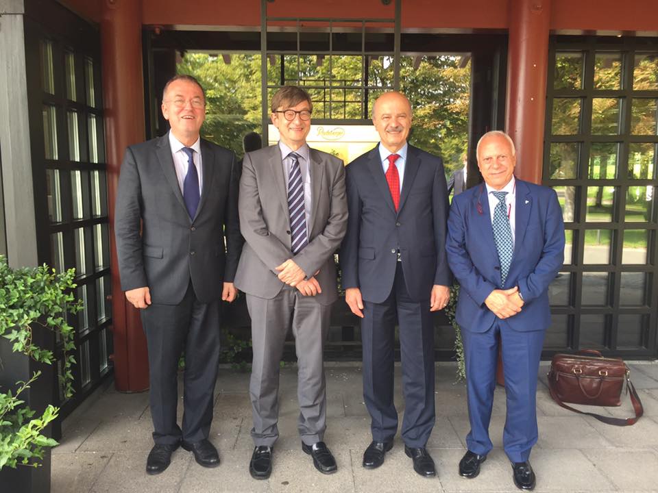 دکتر مریدی با پرفسور عمر ویسلر -با عینک - رئیس انجمن تحقیقاتی هلم هولتز Prof. Dr. Omar Wiestler Helmholtz Association