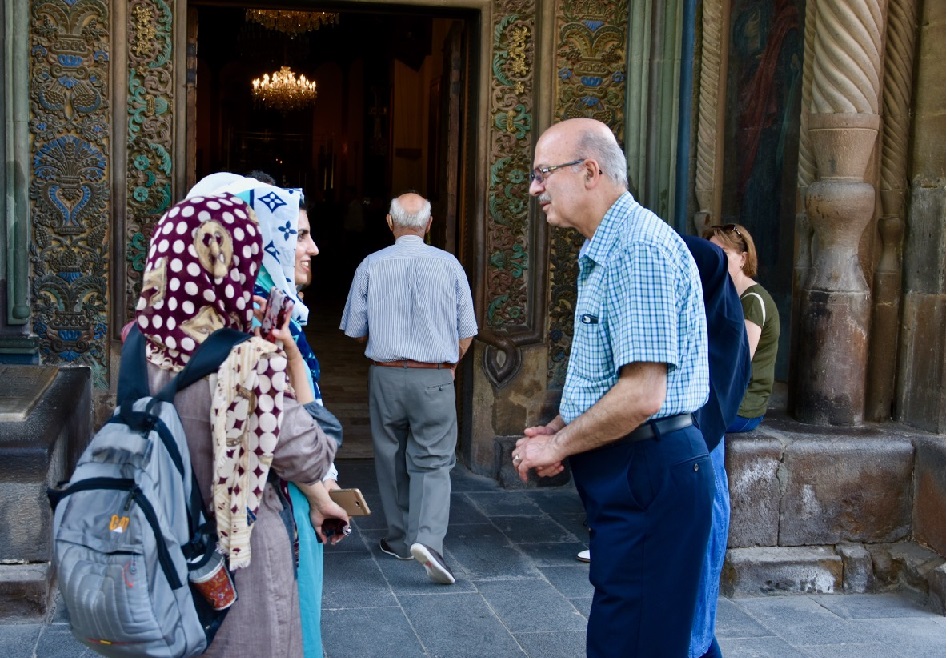 دکتر مریدی با گردشگران ایرانی در Mother See of Holy Etchmiadzin در نزدیکی ایروان گفتگو میکند.