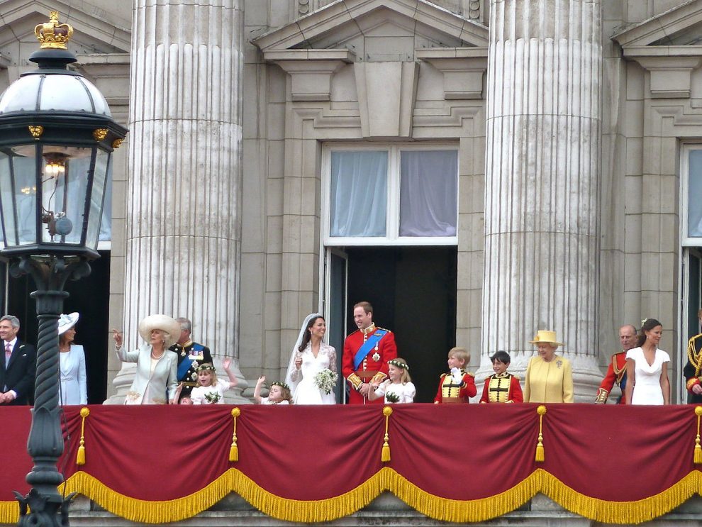 توسط Magnus D - Flickr: The royal family on the balcony، CC BY 2.0، https://commons.wikimedia.org/w/index.php?curid=15063758