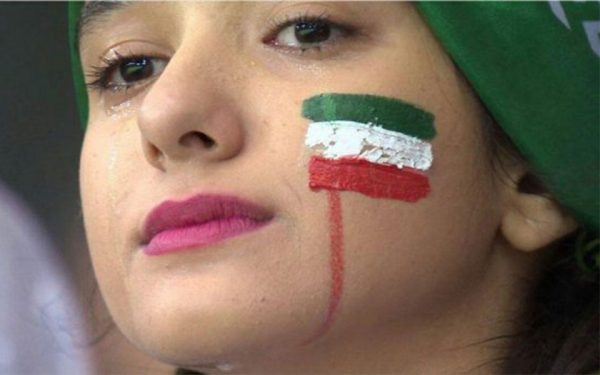 این هوادار ایرانی پس از باخت به اسپانیا اشک میریزد