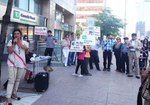 نیاز سلیمی در جمع معترضان: «بانک تی دی نمی تواند این همه ایرانی که از فشارهای حکومت ایران به اینجا فرار کرده اند را با کسانی مانند آقای خاوری یک کاسه کند.» - عکس از سلام تورنتو