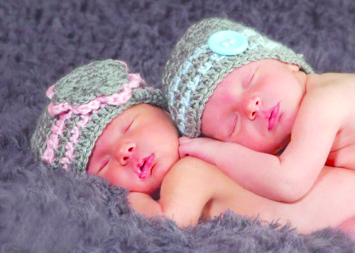 twin_baby_boy_girl_hats_in_grey_pink_and_blue_with_stripes__aed6d528
