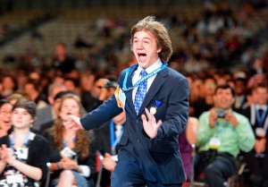 Jack Andraka نوجوان 15 ساله که برنده جایزه 75 هزار دلاری جشنواره علمی دانش آموزان شده است در حال خوشحالی برای دریافت این جایزه