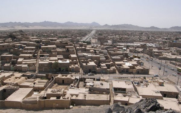 استان بلوچستان به خصوص در اطراف جاز موریان به دلیل گرمای فوقالعاده هوا در تابستان و نقصان بارندگی (درحدود یکصد میلیمتر در سال) سرزمینی است خشک و کویری که پیشروی شن های روان کویر روز به روز بـر وسعت مناطق خشک و بایر آن می افزاید.