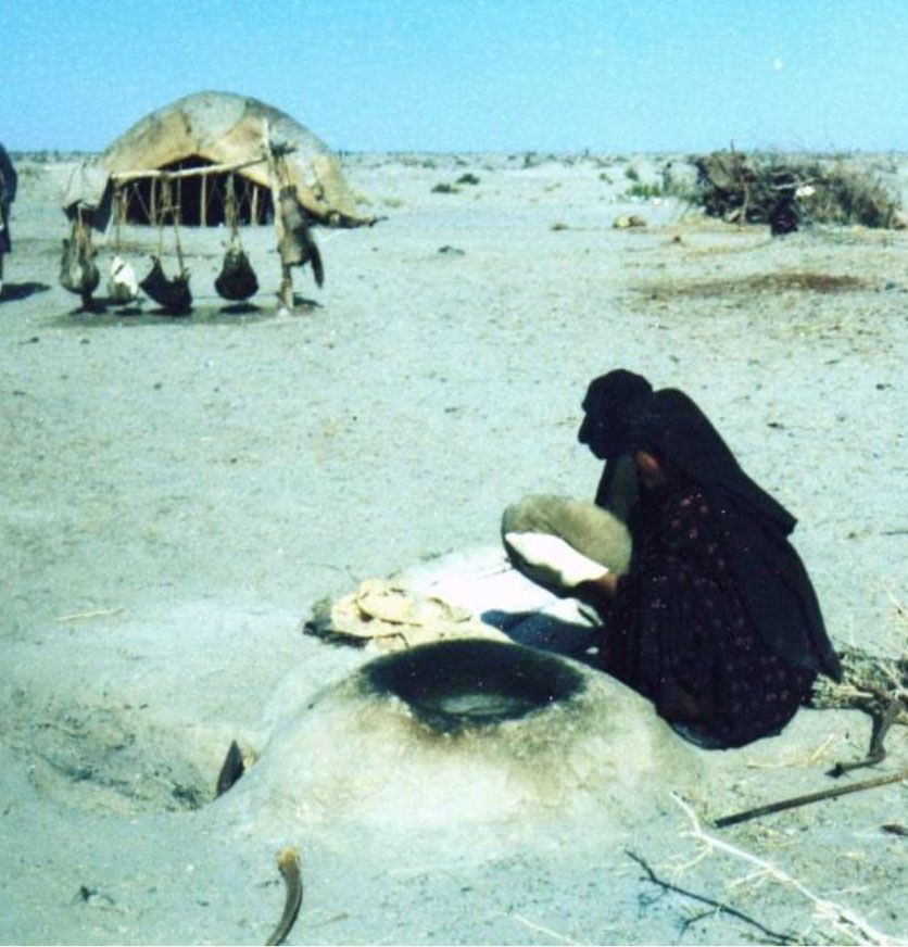 زن های بلوچ در حال پختن نان