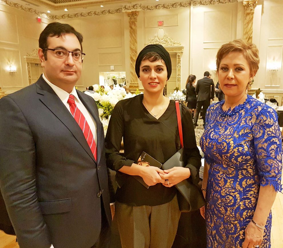 از چپ: جوزف امینیان، خانم پگاه آهنگرانی کارگردان و بازیگر برجسته سینمای ایران، و خانم سوسن سالک.