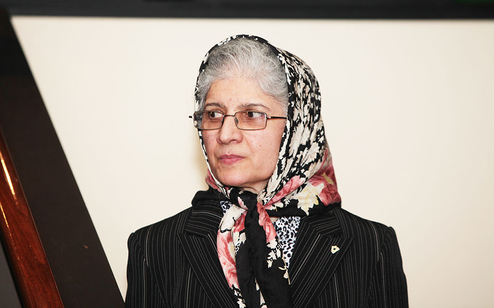 خانم فریال خبیری سالهاست که می گوشد مهرورزی و نوعدوستی ایرانی ـ کانادایی ها را در حمایت از کودکان و دانش آموزان نیازمند و مستعد تحصیل در ایران عزیز جلب کند.