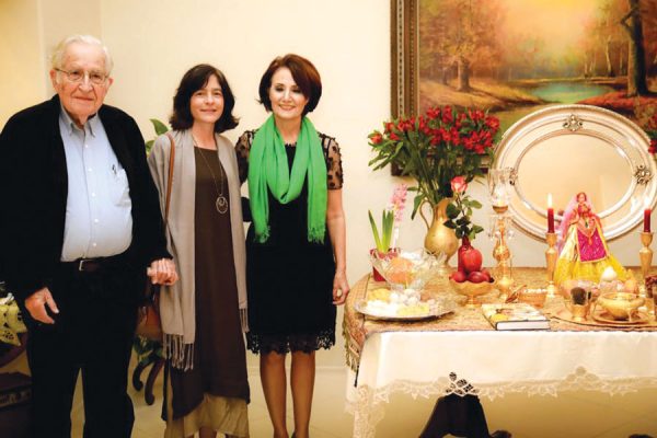 (از راست): پروفسور سیمین کریمی، والریا واسرمن، و پروفسور نوام چامسکی