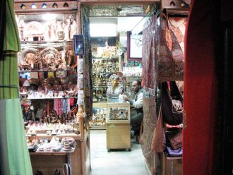 سری به مغازه های کوچک و قدیمی بازار می زنیم.