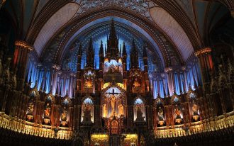 ناقوس های کلیسای نوتردام مونتریال به نام Notre-Dame Basilica به نشانه همبستگی به صدا درآمد.