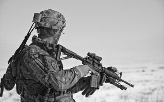 احتمال خودکشی در میان سربازان مرد در نیروهای زمینی ارتش army ، بیشتر از نیروهای دریایی، هوایی و نیز کانادایی ها در کل می باشد.