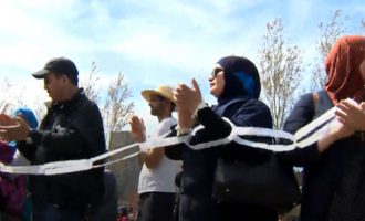 چارلز تیلور خطاب به کسانی که در مقابل ساختمان دادگاه گرد آمده بودند گفت به هر طریقی که بتواند با لایحه سکولاریسم مخالفت خواهد کرد.