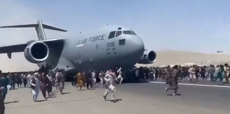 ویدیو- سقوط هفت نفر آویزان به هواپیمای غول پیکر آمریکایی در آسمان کابل