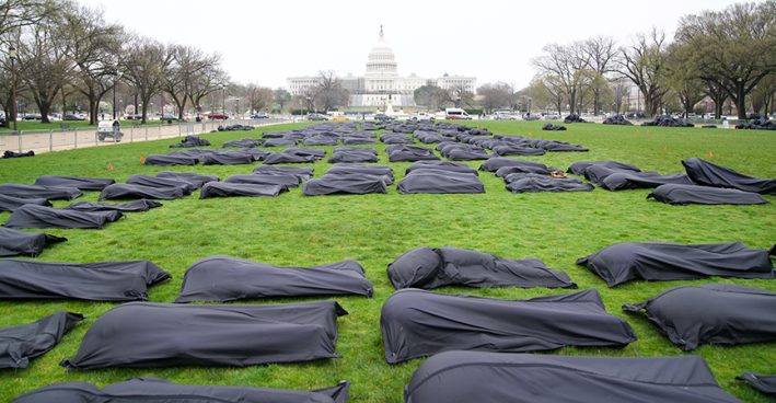 ویدیو: راهپیمایی نوجوانان آمریکایی با کیسه های سیاه مخصوص جنازه به نشانه ۱۷۰ هزار مرگ ناشی از گلوله