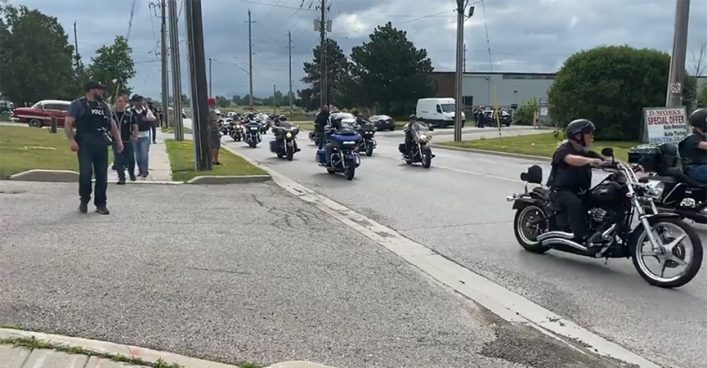هزار موتورسیکلت سوار هلز انجلز به یاد رئیسشان از وسط تورنتو عبور کردند